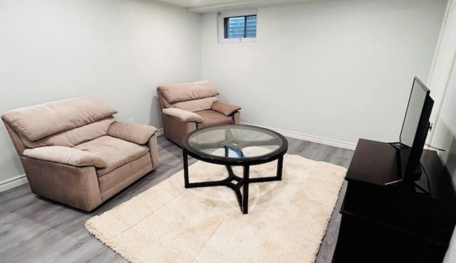 "Cozy Walkout Basement Suite with Private Entrance"nn