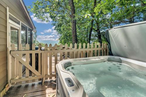 Cozy Walnut Mountain Cabin with Hot Tub & Views
