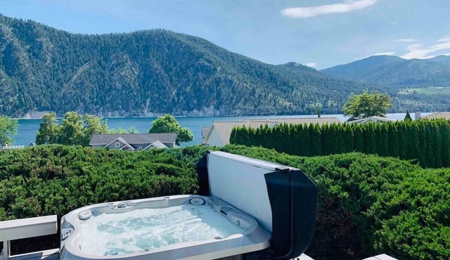 Cozy Wapato Point Escape + Hot Tub! Lake views, beach and resort access