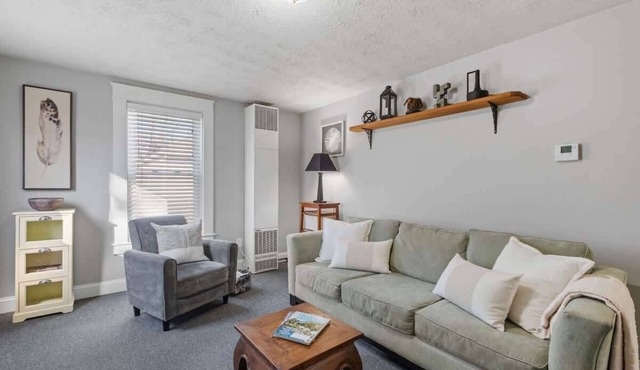 Cozy & Warm 2nd Flr Mid Term Rental