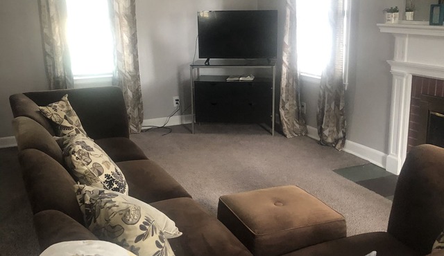 COZY WARM 82 Year old Colonel Home with private rooms