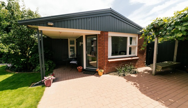 Cozy, warm, sunny, fully self-contained flat and separate sleepout