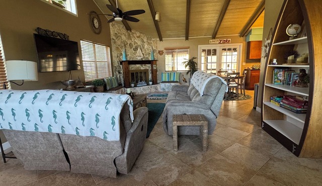 Cozy Water Front 2 bedroom 2 bathroom Home with Lake Access