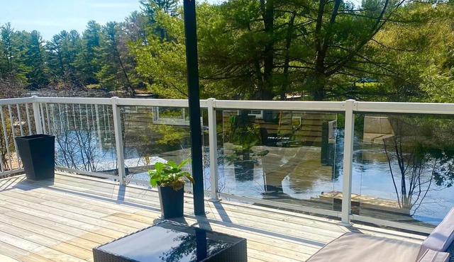 Cozy water-front family-sized cottage w/hot tub!