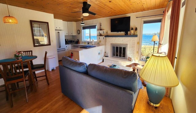 Cozy Watercolors Retreat on Crooked Lake-Minutes to Harbor Springs & Petoskey