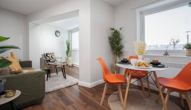 Cozy Waterfront Apartment w/Free Parking & Wi-Fi