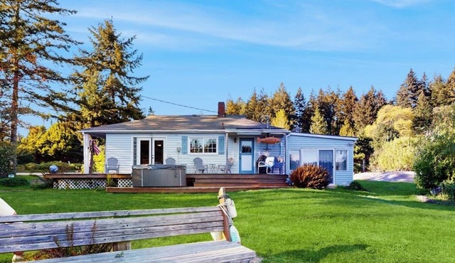 Cozy waterfront dog-friendly cabin with spacious deck, close to island activitie