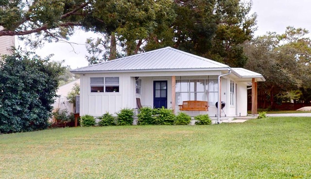 Cozy waterfront cottage, pet friendly with AC, deck and shared dock