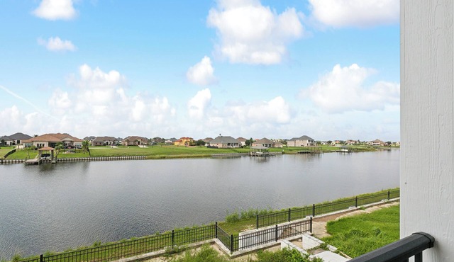 Cozy Waterfront 2-bedroom apartment in serene Slidell