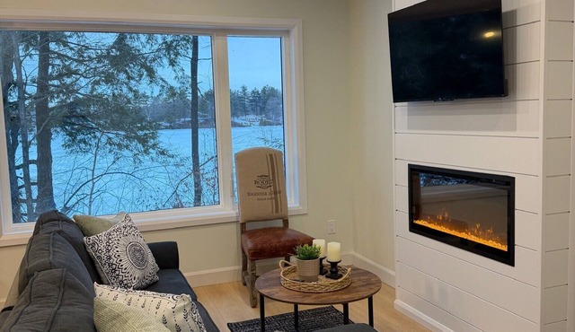 Cozy waterfront 2-bedroom cottage in peaceful Seeley's Bay with AC