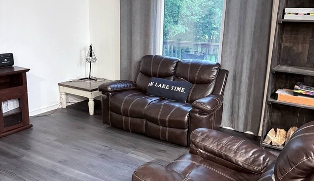 Cozy Waterfront 3 Bedroom Cottage (Pet-Friendly)