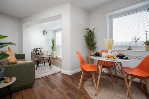 Cozy Waterfront Apartment - Free Parking & Wi-Fi