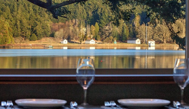 Cozy Waterfront Cabin! (GBH)