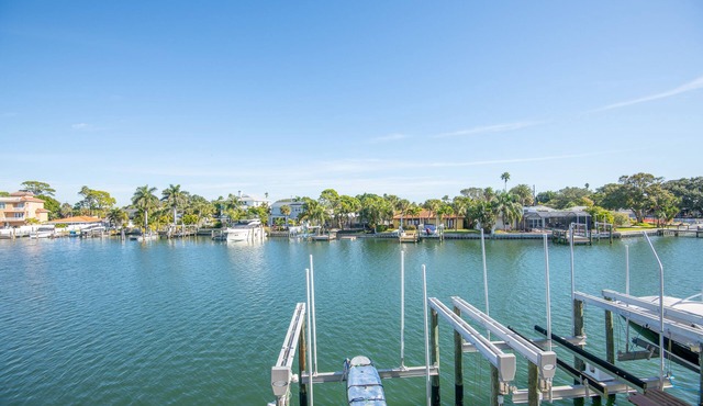 Cozy Waterfront Condo | Patio & Beach Access