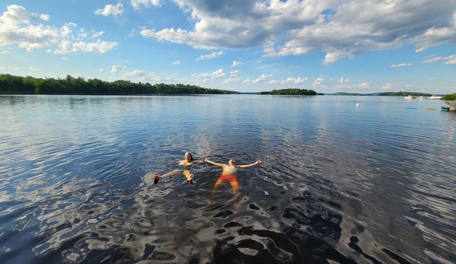 Cozy waterfront cottage on Lac-Huote 1 hour from Ottawa