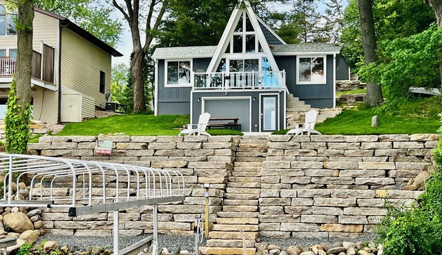 COZY WATERFRONT CABIN, ON SUNSET BAY, LAKE WISCONSIN ! SPRING AND SUMMER FUN !
