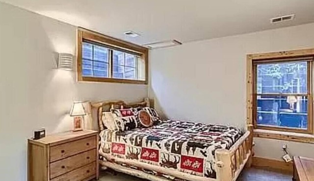 Cozy waterfront chalet at headwaters of Little Thompson river