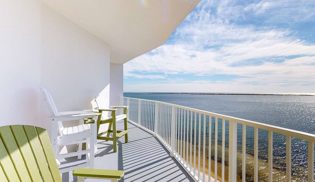 Cozy waterfront condo with pool, fitness area, balcony, & washer&dryer