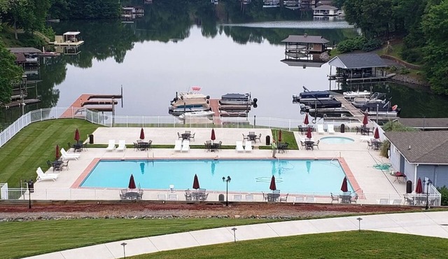 Cozy WATERFRONT condo in a quiet cove. Private Boat launch