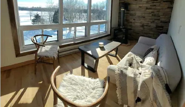 Cozy waterfront Cottage