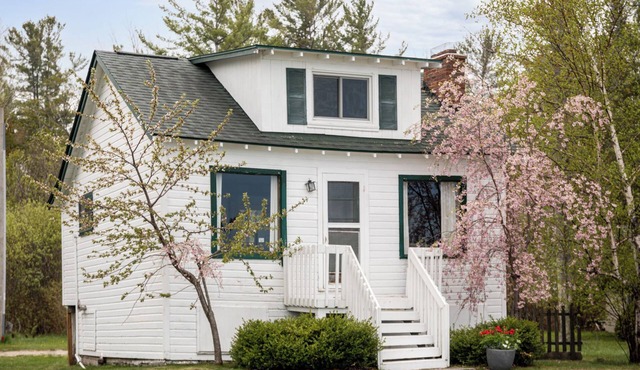 Cozy Waterfront Cottage w/Kayaks on Big Glen Lake!
