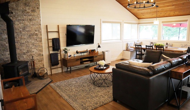 Cozy Waterfront cottage on Buckhorn lake with hot tub