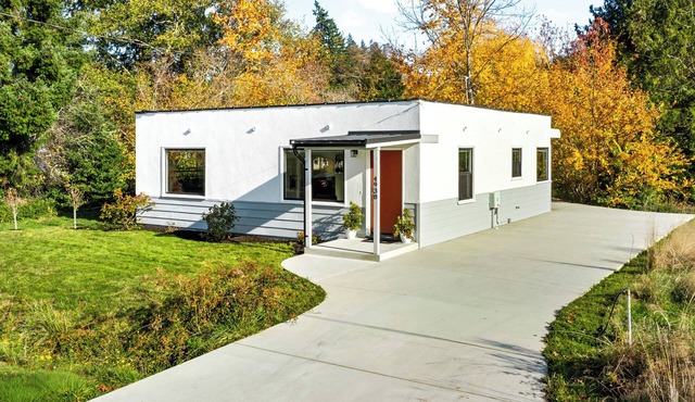 Cozy Waterfront Cottage w/AC & Sound Views. Easy Ferry to Seattle/World Cup