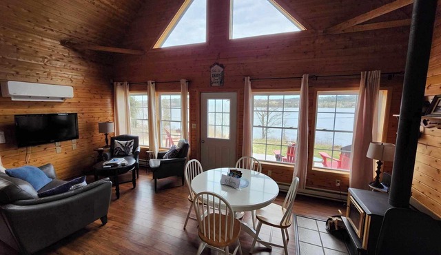 Cozy Waterfront Cottage on the Kennebecasis River. Pet Friendly!