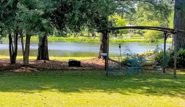 COZY WATERFRONT COTTAGE WITH BEAUTIFUL VIEWS-PET-FRIENDLY