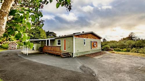 Cozy Waterfront Cottage with Hot Tub in Lakeside, Oregon