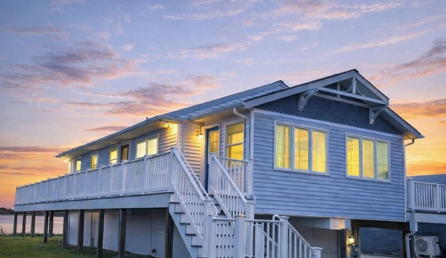 Cozy Waterfront Cottage– Dog Friendly & Fully Stocked! Incredible View!