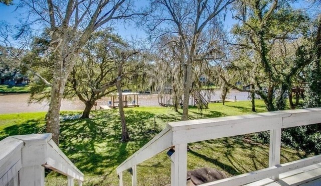 Cozy Waterfront Cottage on Caney Creek