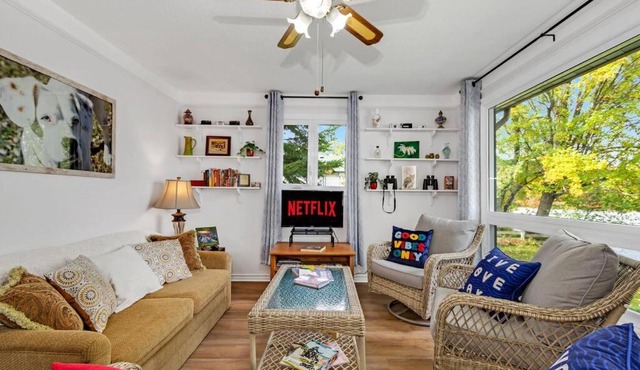 Cozy Waterfront Cottage, WiFi-Netflix-Dog Friendly