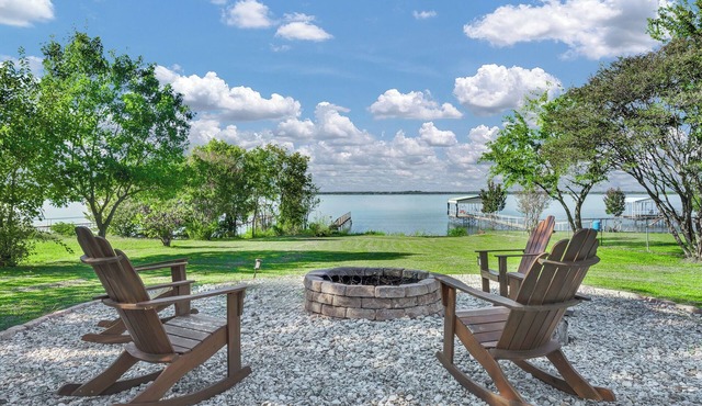 Cozy Waterfront Escape: Sunsets, Firepit, & Relaxation with Friends & Family