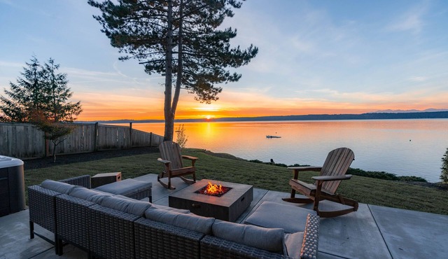 Cozy Waterfront Escape with Hot Tub, Propane Firepit, Kayaks and Beach Access