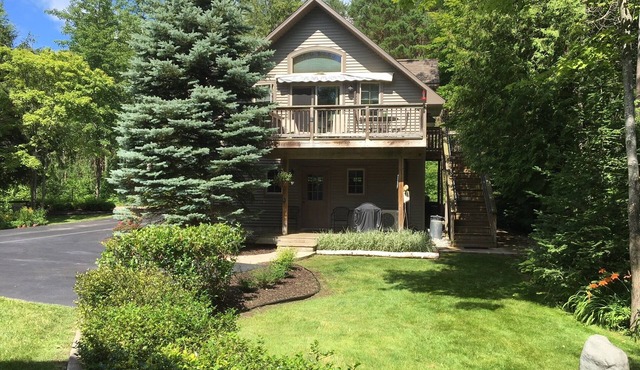 Cozy, waterfront getaway for 2, w/loungers for relaxing & enjoying the sunsets