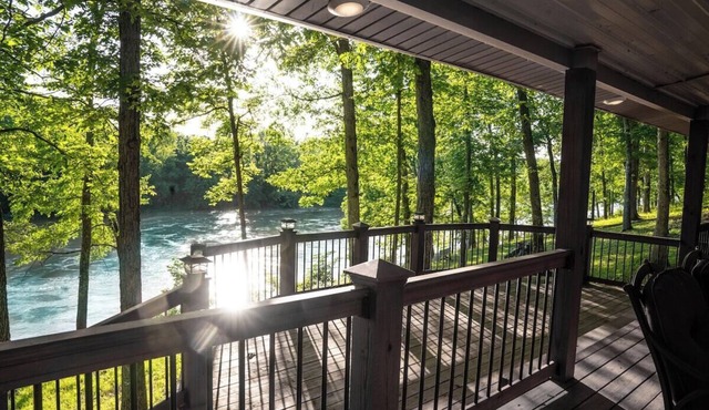 Cozy Waterfront Getaway ~ Private Dock ~ Doniphan