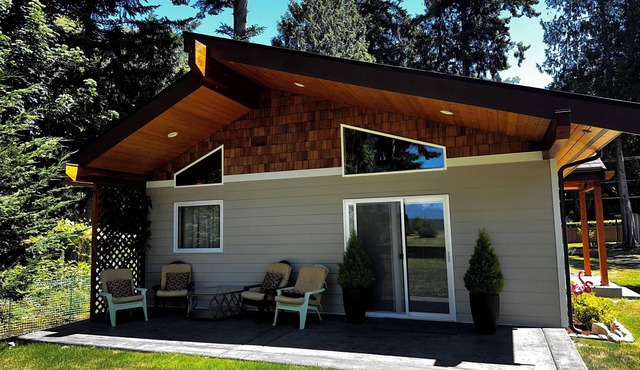 Cozy waterfront Guest House with spa in serene Hansville with WiFi access