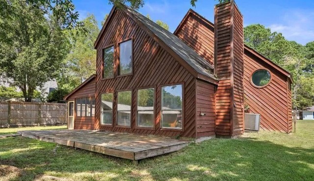Cozy waterfront home located on the Ross Barrett Reservoir in Madison, MS!