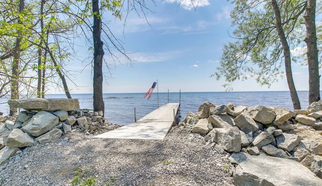 Cozy Waterfront Home on the Bay of Green Bay!