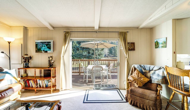 Cozy Waterfront Home w/Mtn View Near Leavenworth
