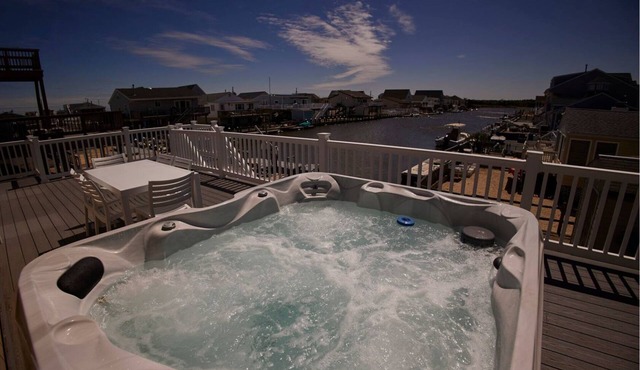Cozy waterfront home in an amazing community with pool and hot tub