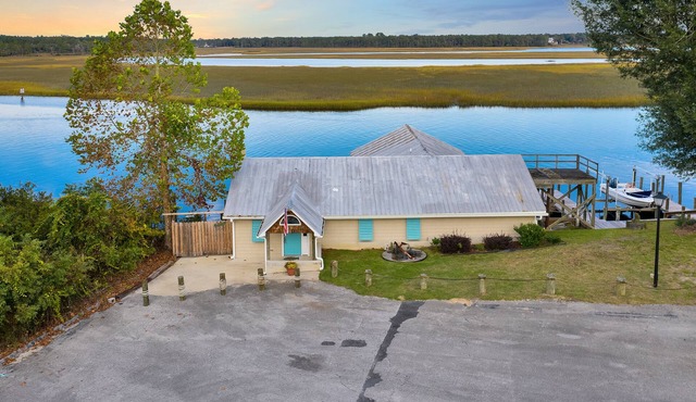 Cozy Waterfront Home! 2BR/2BA Large covered deck*fishing dock*floating boat dock