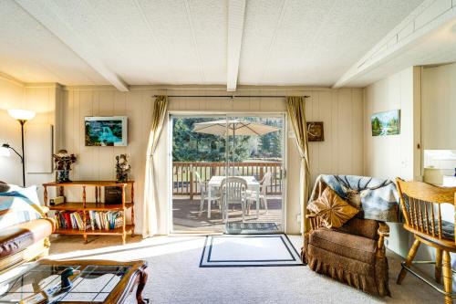 Cozy Waterfront Home with Mtn View Near Leavenworth