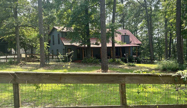 Cozy waterfront house in quiet neighborhood!