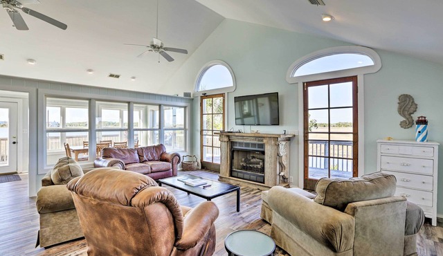 Cozy Waterfront 'Island House' on Live Oak Island!