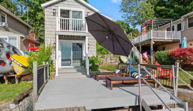 Cozy Waterfront Luxury Cottage W/hot tub