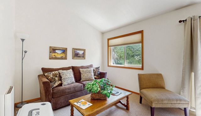 Cozy, waterfront, mountainview cabin w/prime location & shared hot springs