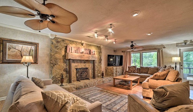 Cozy Waterfront Murray Home with Private Dock!