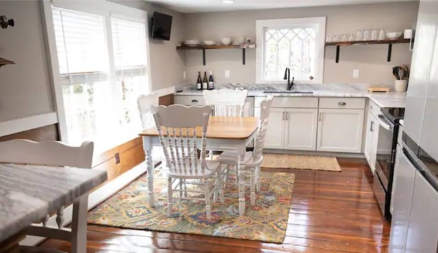Cozy waterfront newly renovated cottage!